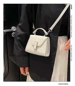 Minimalistische weiße Umhängetasche mit Silberschnalle zu elegantem Outfit