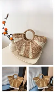 Détail du grand sac cabas tissé main avec rayures kaki et poignée ronde intégrée