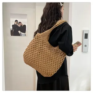 Λεπτομέρεια χειροποίητης πλεκτής τσάντας με φυσικό χακί σχέδιο διαμαντιών