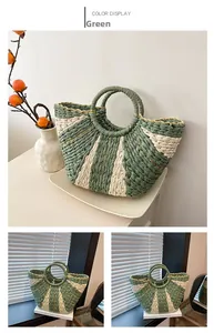 Détail du sac cabas tissé en vert et crème avec fils dorés et poignées rondes rigides