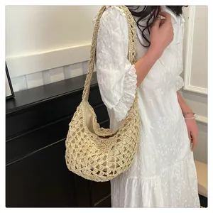 Détail d'un sac à bandoulière en crochet crème avec maille large et silhouette hobo