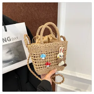 Λεπτομέρεια από ψάθινη τσάντα κουβά με 3D κουνέλι και μανιτάρια σε πλέξη mesh