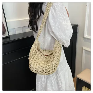 Détail du sac à bandoulière en paille beige tissé main avec texture maille crochet