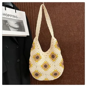 Détail du motif crochet de tournesol sur un sac à bandoulière en coton tressé