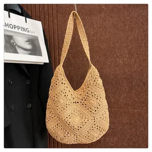 Gros plan détaillé du motif au crochet sur un grand sac à bandoulière en corde de coton