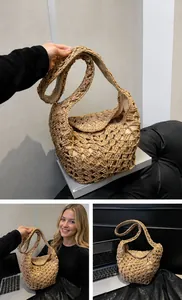 Gros plan du sac bandoulière en paille kaki montrant la texture tricotée ajourée