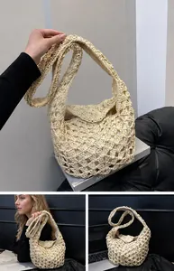 Détail macro du sac cabas en paille beige avec motif en maille et doublure textile