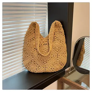 Détail des motifs tournesol crochetés à la main sur un sac fourre-tout en coton tisse