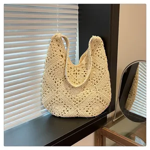 Détail du sac à bandoulière en coton crocheté beige avec motifs géométriques de style bohème