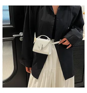 Detailansicht der weißen Mini-Tasche aus strukturiertem Leder mit silberner Metallschnalle