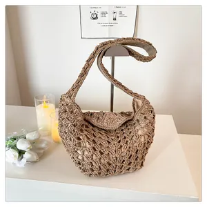 Gros plan détaillé d'un sac à bandoulière en paille marron avec une texture ajourée