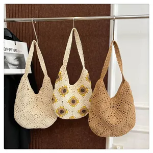 Détails de trois sacs cabas en coton crocheté avec motifs floraux et géométriques variés