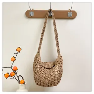Détail du sac bandoulière en paille tissé main avec motifs au crochet et doublure beige