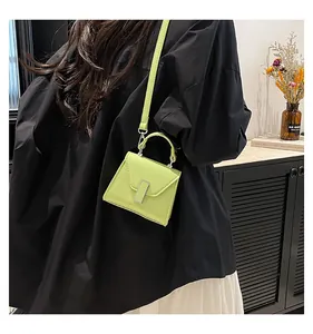 Nahaufnahme der lindgrünen Mini-Umhängetasche aus Leder mit Metallschnallendetail