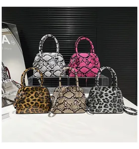 Kollektion von Muscheltaschen mit verschiedenen Schlangen- und Leopardenmustern