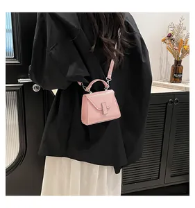 Detail der rosa Mini-Umhängetasche aus genarbtem Leder mit silberner Schnalle im Lifestyle