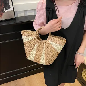 Sac à main en paille tressée avec design en éventail et détails de chaîne dorée