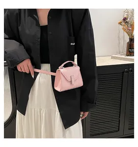 Detail der pinkfarbenen Mini-Gürteltasche aus Leder mit Silberschnalle am Model
