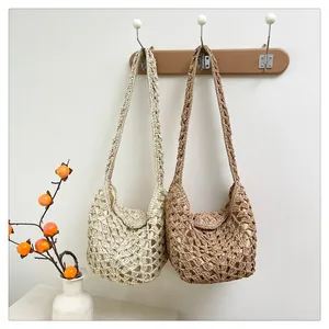Détails des sacs bandoulière en paille tressée beige et blanc avec motif crocheté