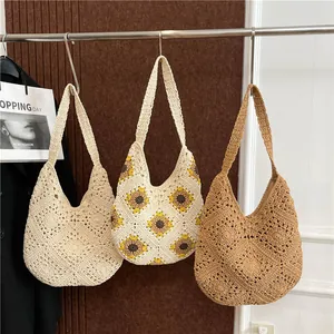 Trois sacs hobo en crochet faits main en blanc, motif tournesol et tons camel chaud