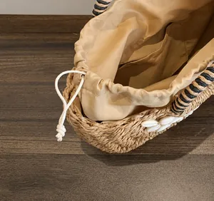 Detailansicht der Strohtasche mit Sicherheits-Kordelzug und Innenfutter aus Leinen