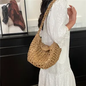 Sac bandoulière bohème en paille tressée camel avec motif en tricot ajouré pour les vacances