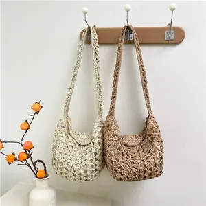 Sac à bandoulière en maille crochetée à la main en coloris crème et marron clair