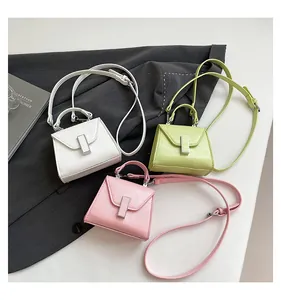 Detailansicht der Mini-Umhängetaschen in Weiß, Grün und Rosa mit Metallverschluss