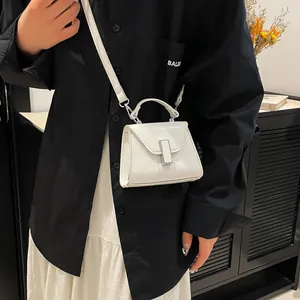 Minimalistische weiße Mini-Trapeztasche aus Leder mit Silberschnalle als Umhängetasche