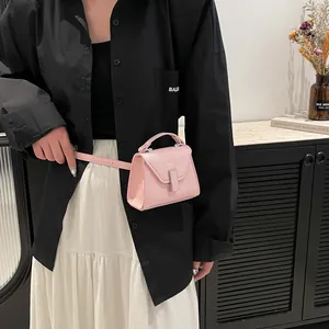 Mini-Klappentasche aus rosa Leder mit Lychee-Narbung, Silberschnalle und Hüftgurt