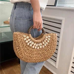 Halbrunde Stroh-Handtasche mit weißen Muscheln und zweifarbigen gewebten Griffen