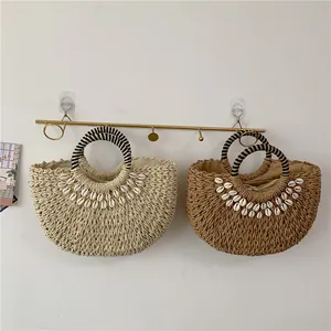 Handgewebte Strohtaschen in Beige und Braun mit Muscheldekor für sommerlichen Strandlook