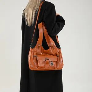 Vintage μεγάλη δερμάτινη τσάντα tote σε καφέ χρώμα με νεκροκεφαλή φορεμένη από μοντέλο