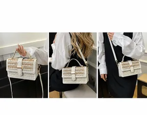 Stro schoudertas met drie draagopties: in de hand, over de schouder of crossbody