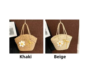 Détail de sacs en paille tissée avec marguerites au crochet et nœuds en kaki et beige