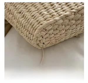 Gros plan détaillé du tissage serré et du matériau en paille beige du sac de plage