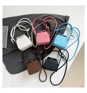 Λήψη flat lay από μίνι τσάντες σε πέντε χρώματα με υφή litchi και μεταλλικά ποδαράκια