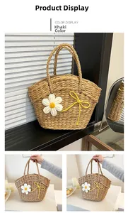 Détail d'un sac cabas en paille kaki avec fleur tricotée blanche et nœud jaune décoratif