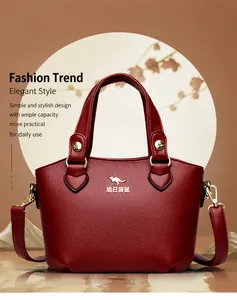Détail du sac à main rouge en similicuir avec texture grainée et boucles dorées