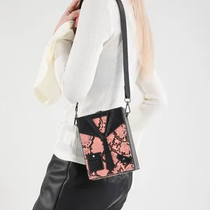 Borsa a scatola rosa e nera con motivo a serpente ed elementi creativi a forma di cravatta