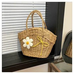Détail du sac cabas en paille tissé main avec marguerite en crochet 3D blanche