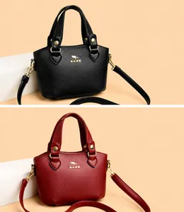 Détails de la texture du cuir avec logo kangourou doré et fermeture à glissière