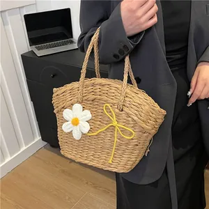 Sac fourre-tout en paille avec marguerite blanche pour la plage et les vacances