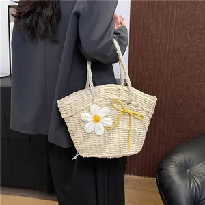 Sac bandoulière en paille avec marguerites au crochet et nœud jaune pour plage d'été