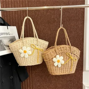 Sac fourre-tout en paille tressée avec fleurs de marguerite au crochet pour les vacances