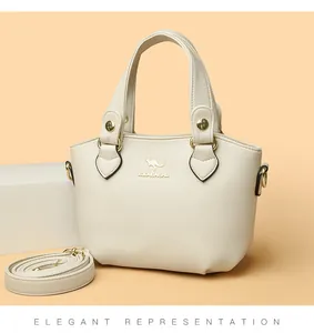 Détail de la texture cuir grainé sur sac à main crème avec logo de marque métallique