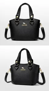 Détail d'un sac à main en cuir grainé noir avec logo kangourou doré et texture lisse