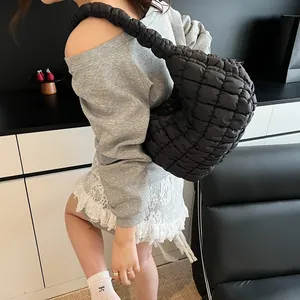 Bolso hobo acolchado negro con diseño de cuadros y correa de hombro ancha y cómoda