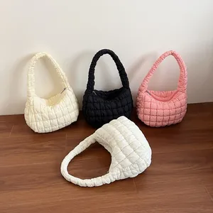 Bolso de hombro acolchado con textura de burbujas 3D en colores blanco, negro y rosa