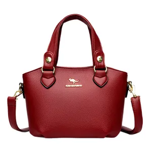 Sac à main rouge foncé en cuir souple avec logo kangourou doré et bandoulière réglable
